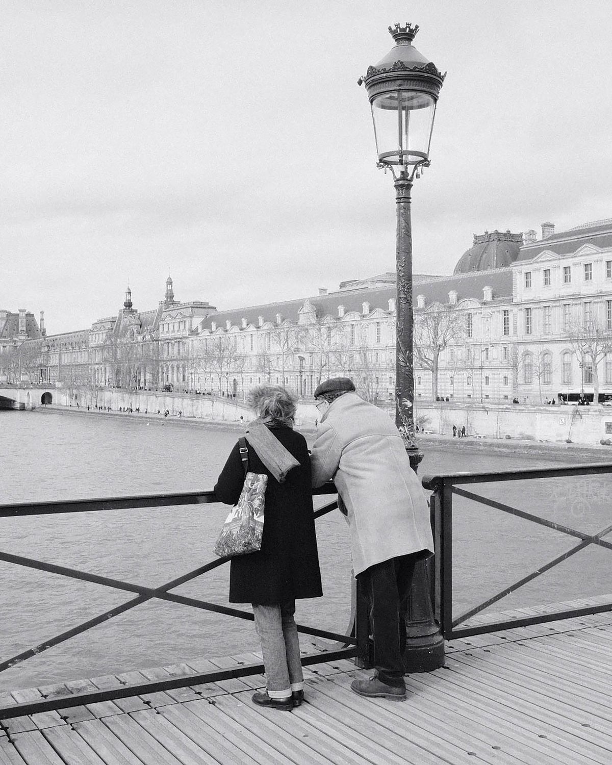 Un couple senior se promène dans Paris
