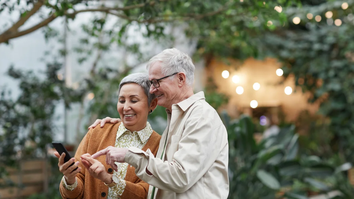 Couple senior complice et souriant — rencontre après 50 ans