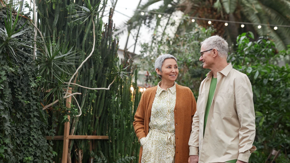 Couple senior se promenant dans un jardin — MieuxAdeux