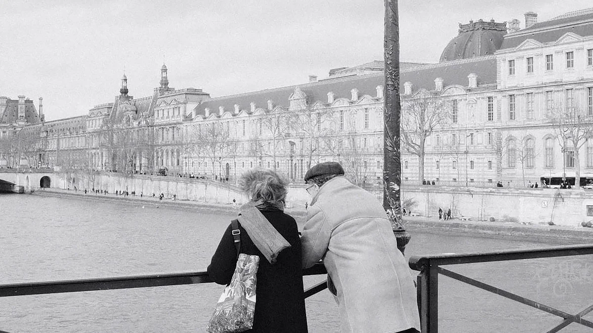 Couple senior se promenant à Paris — recommencer après un divorce