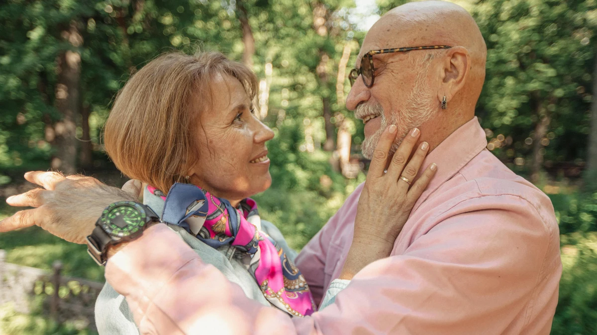 Couple senior dans un parc — entretien MieuxAdeux